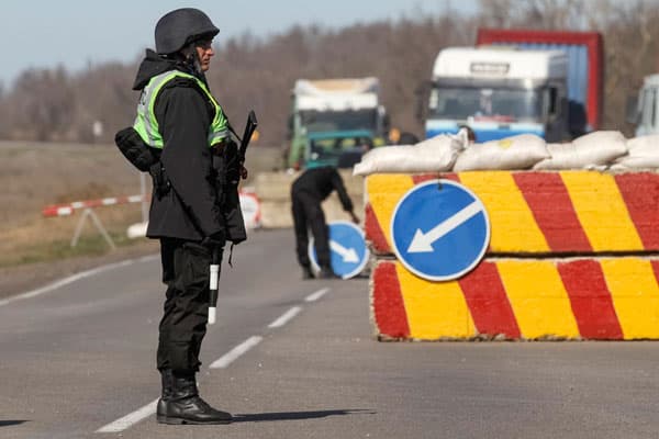 قوات روسية تطوق قاعدة جوية في القرم وتوجه تحذيرا