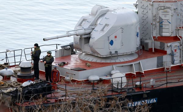 قوات روسية تطوق قاعدة جوية في القرم وتوجه تحذيرا