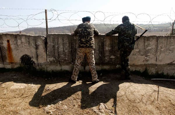 قوات روسية تطوق قاعدة جوية في القرم وتوجه تحذيرا