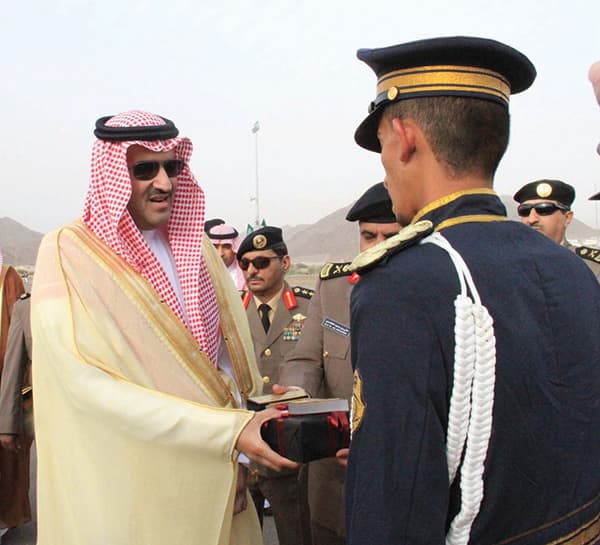 أمير المدينة المنورة يرعى تخريج 1818 متدربا عسكريا