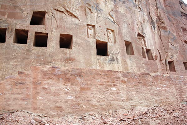 آثار الخريبة .. بين «مقابر الأسود» و«محلب الناقة»