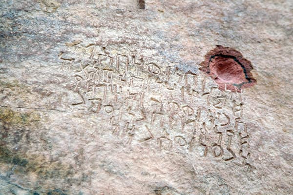 آثار الخريبة .. بين «مقابر الأسود» و«محلب الناقة»