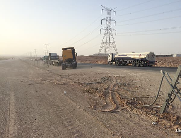 مجهولون «يخرّبون» 
سياج طريق القصيم حائل السريع