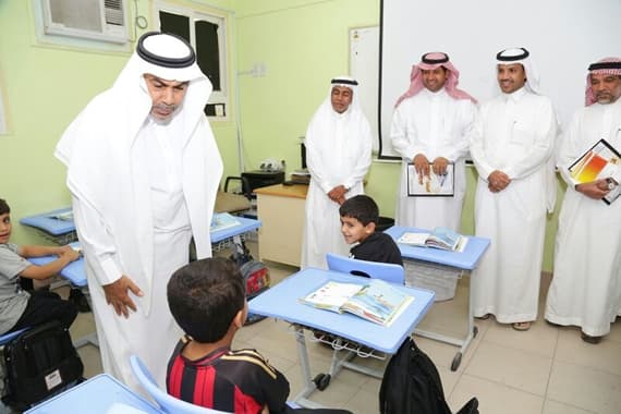 مدير التعليم بالرياض يقف ميدانيا على مدارس حي النظيم