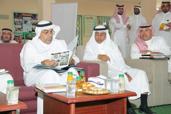 مدير التعليم بالرياض يقف ميدانيا على مدارس حي النظيم
