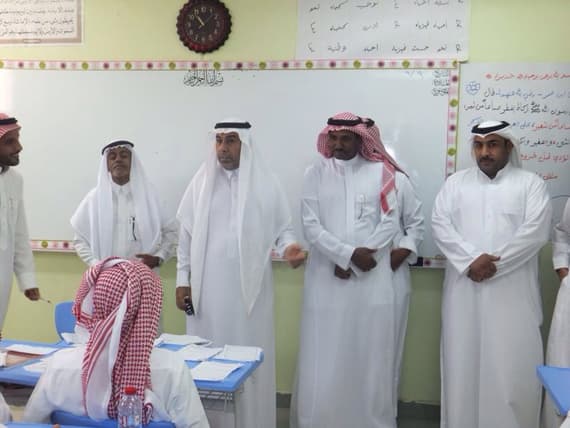 مدير التعليم بالرياض يقف ميدانيا على مدارس حي النظيم