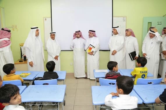 مدير التعليم بالرياض يقف ميدانيا على مدارس حي النظيم
