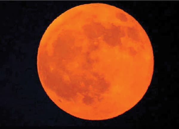 «القمر» .. من البياض الناصع إلى 
«الأحمر الدموي»