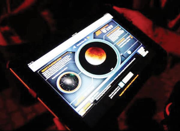 «القمر» .. من البياض الناصع إلى 
«الأحمر الدموي»