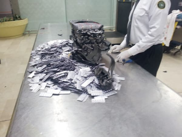 إحباط تهريب 78 ألف حبة زينكس في مطار أبها