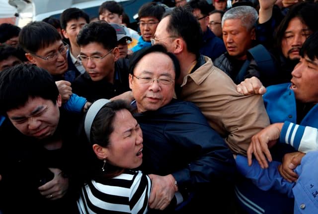 أسر المفقودين في عبارة كوريا الجنوبية الغارقة يشتبكون بالأيدي مع الشرطة