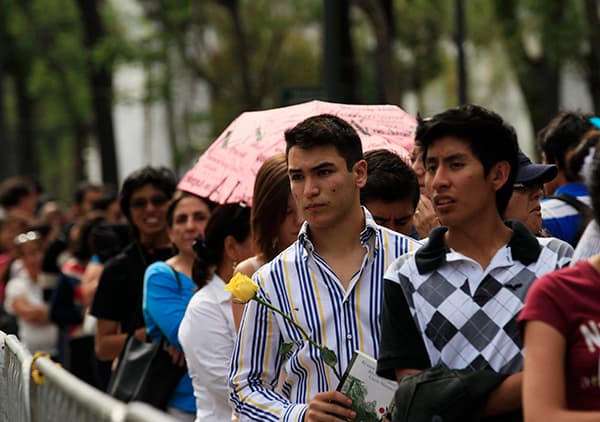 قصة مصورة : الآلاف يودعون جارسيا ماركيز في مكسيكو سيتي