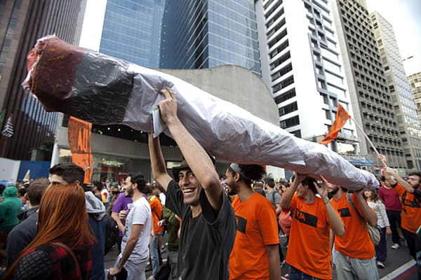 قصة مصورة : 4 آلاف برازيلي يطالبون بتقنين الماريجوانا في مسيرة بساو باولو