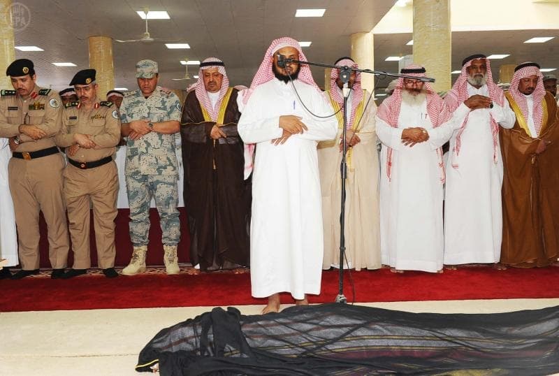 وكيل إمارة نجران يؤدي صلاة الميت على شهيد الواجب الكربي