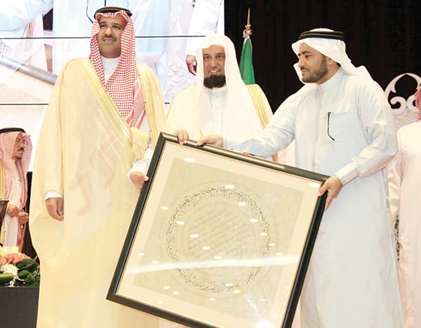فيصل بن سلمان  يشهد تخريج 3246 من الجامعة الإسلامية