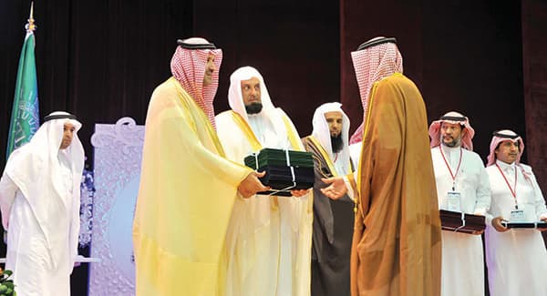 فيصل بن سلمان  يشهد تخريج 3246 من الجامعة الإسلامية
