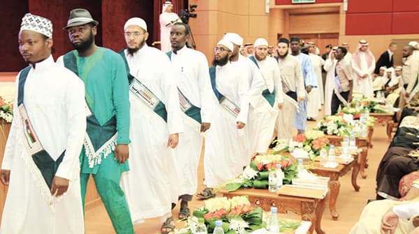 فيصل بن سلمان  يشهد تخريج 3246 من الجامعة الإسلامية