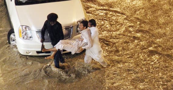 أمطار مكة .. إنقاذ 14 واحتجاز 24 .. وشجرة
 تقتل شخصا