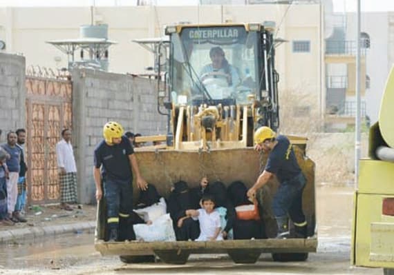 أمطار مكة .. إنقاذ 14 واحتجاز 24 .. وشجرة
 تقتل شخصا