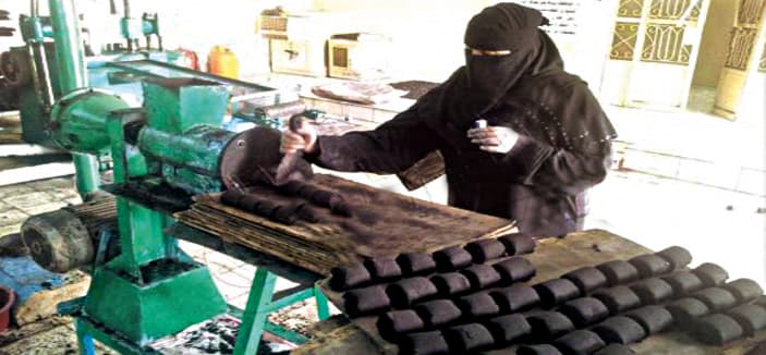 22 سعودية يحرّكن خط الإنتاج في مصنع فحم صديق للبيئة