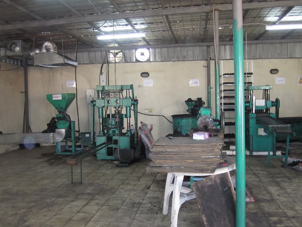 22 سعودية يحرّكن خط الإنتاج في مصنع فحم صديق للبيئة