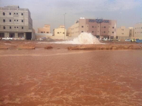 أمير الرياض يوجه بسرعة إصلاح كسر خط المياه في شارع الشيخ جابر