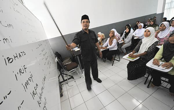 «العمل» و«التجارة» تلاحقان سماسرة استقدام من إندونيسيا وسريلانكا