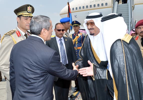 نائب الملك يصل جدة بعد المشاركة في تنصيب الرئيس المصري