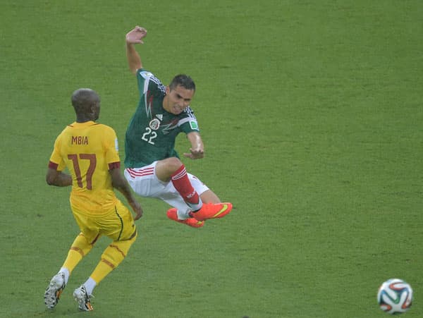 قصة مصورة : المكسيك تعبر الكاميرون بهدف بيرالتا