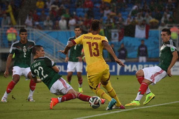 قصة مصورة : المكسيك تعبر الكاميرون بهدف بيرالتا