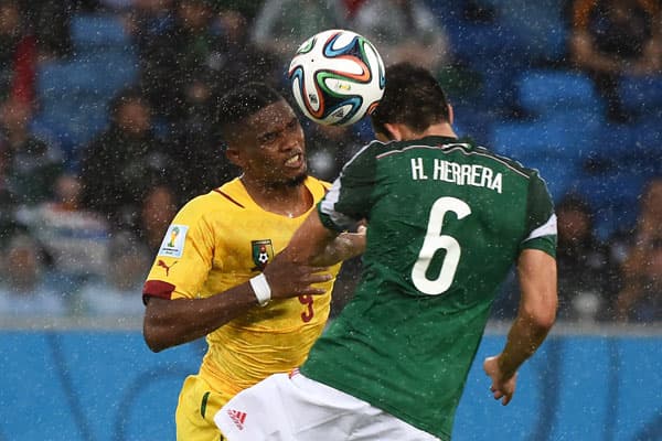 قصة مصورة : المكسيك تعبر الكاميرون بهدف بيرالتا