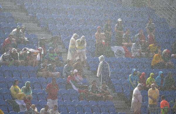 قصة مصورة : المكسيك تعبر الكاميرون بهدف بيرالتا