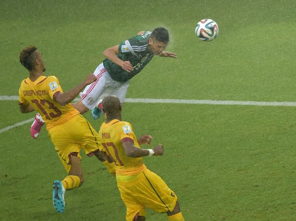 قصة مصورة : المكسيك تعبر الكاميرون بهدف بيرالتا