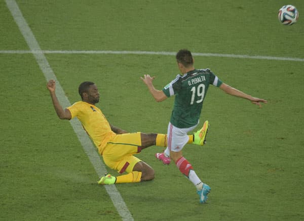 قصة مصورة : المكسيك تعبر الكاميرون بهدف بيرالتا