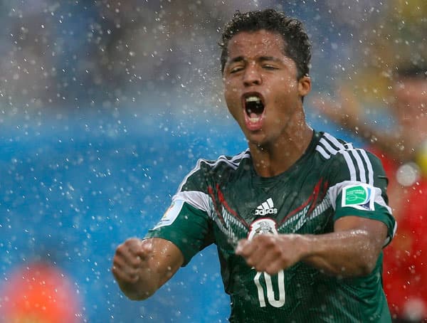 قصة مصورة : المكسيك تعبر الكاميرون بهدف بيرالتا