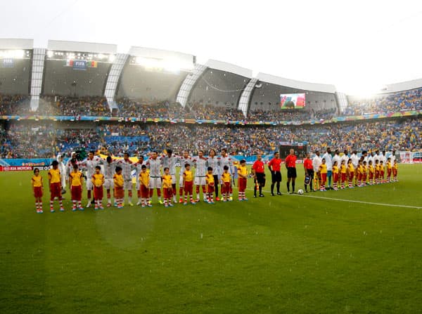 قصة مصورة : المكسيك تعبر الكاميرون بهدف بيرالتا