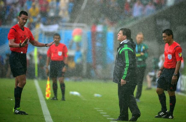 قصة مصورة : المكسيك تعبر الكاميرون بهدف بيرالتا