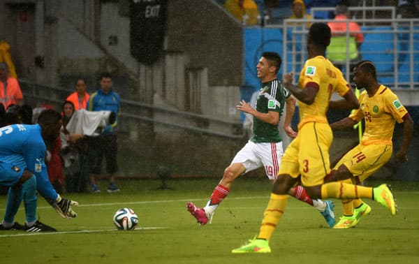 قصة مصورة : المكسيك تعبر الكاميرون بهدف بيرالتا