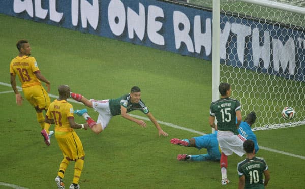 قصة مصورة : المكسيك تعبر الكاميرون بهدف بيرالتا