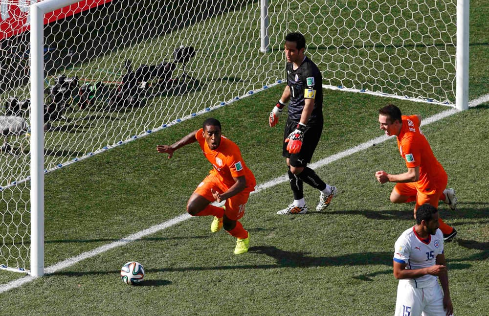 قصة مصورة: الطاحونة الهولندية تعبر فوق تشيلي وتسجل العلامة الكاملة