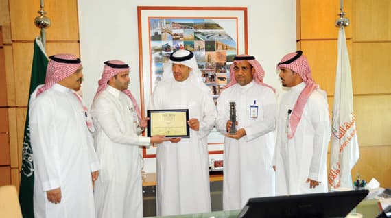سلطان بن سلمان يتسلم جائزة في نظم المعلومات الجغرافية