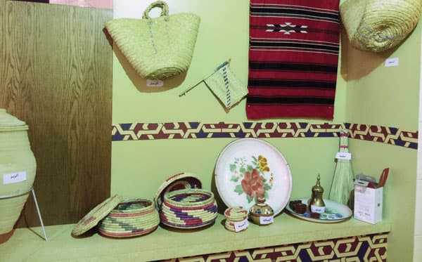 مقاعد أهالي جدة القديمة تتزين بنقوش التراث الحجازي