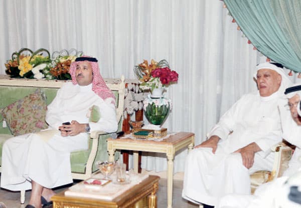 مقرن بن عبدالعزيز يستعرض مسيرة وإنجازات كليات البيان الخيرية