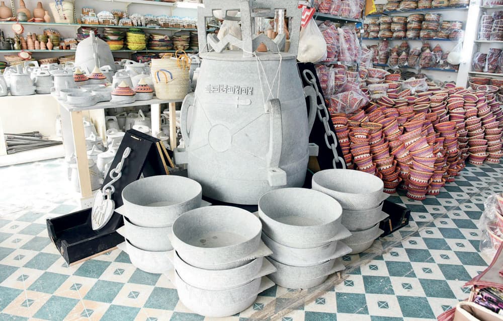 الأواني القديمة تزيّن السفرة الرمضانية في نجران