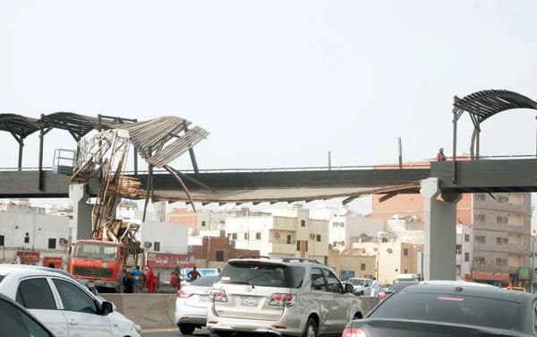 «أمانة جدة» تتوعد «مالك شاحنة» .. إصلاح 
الجسر أو التعويض