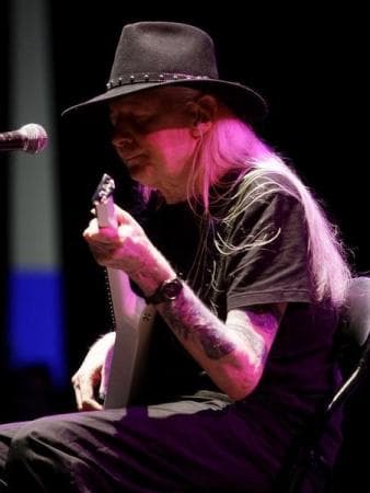 العثور على أسطورة موسيقى البلوز الامريكي جوني وينتر ميتا