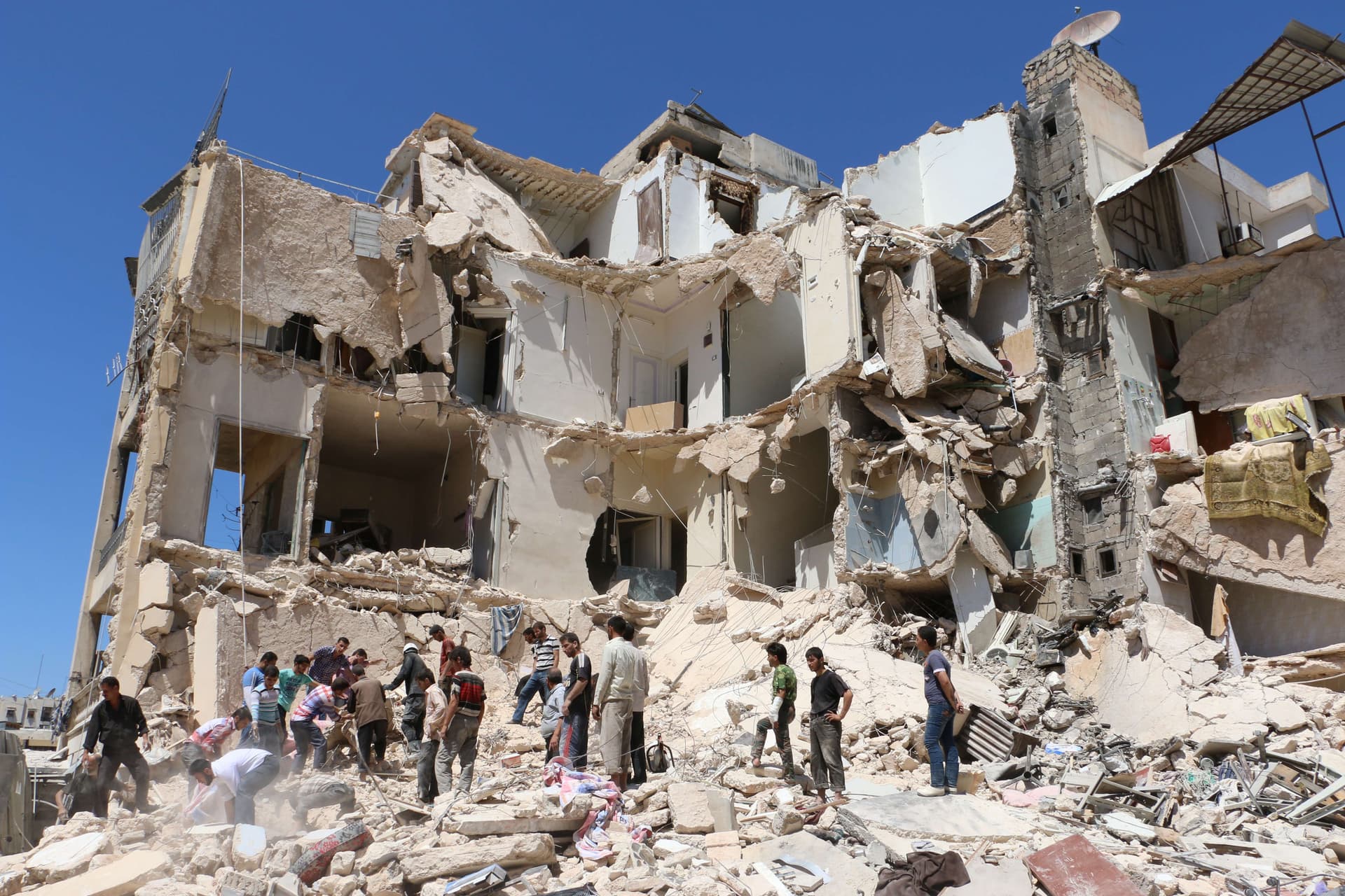 المرصد السوري : مقتل ما لا يقل عن 90 شخصا من الموالين للنظام السوري