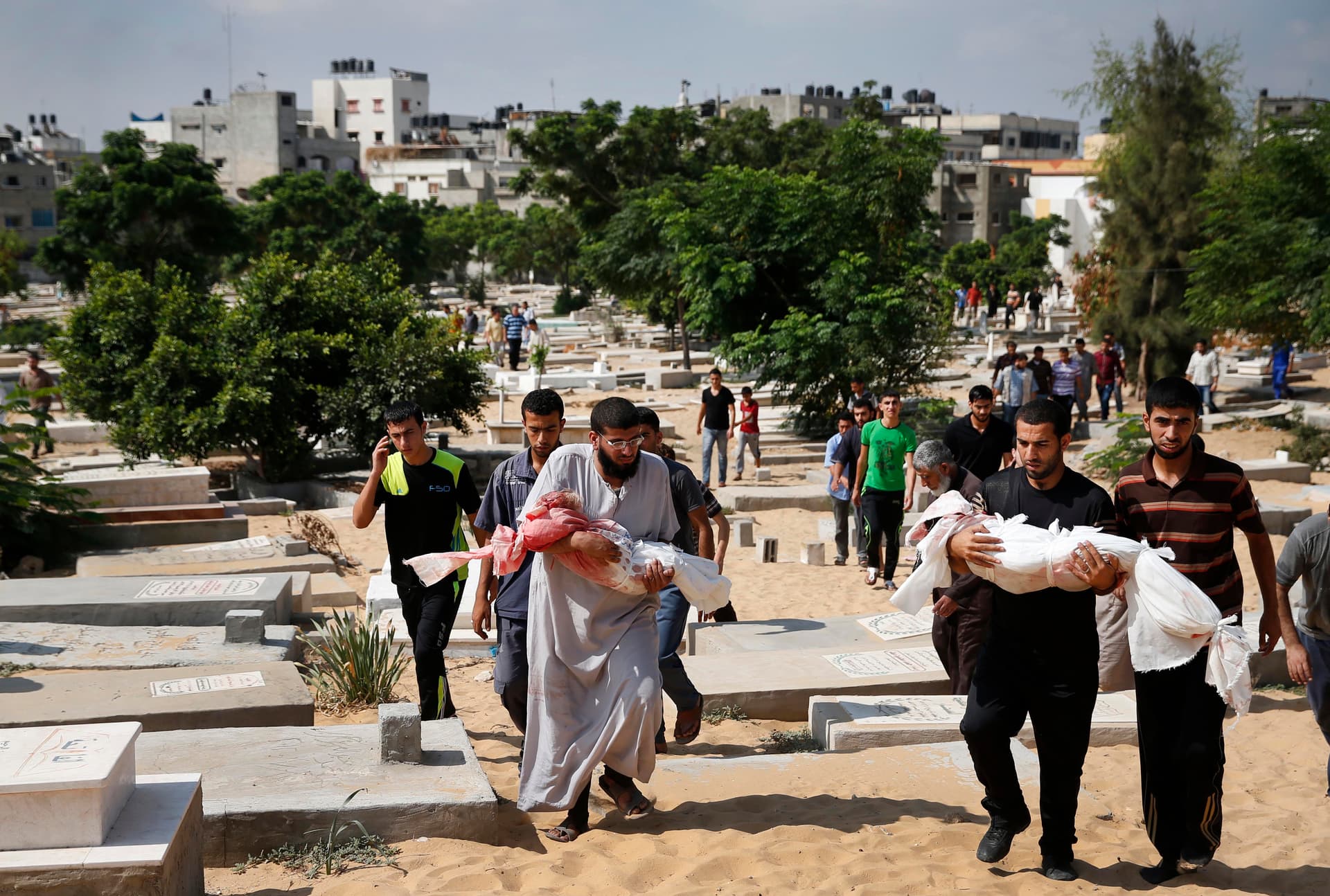 بعد قصف مدرسة تابعة للأمم المتحدة في غزة.. الأمين العام "مصدوم"