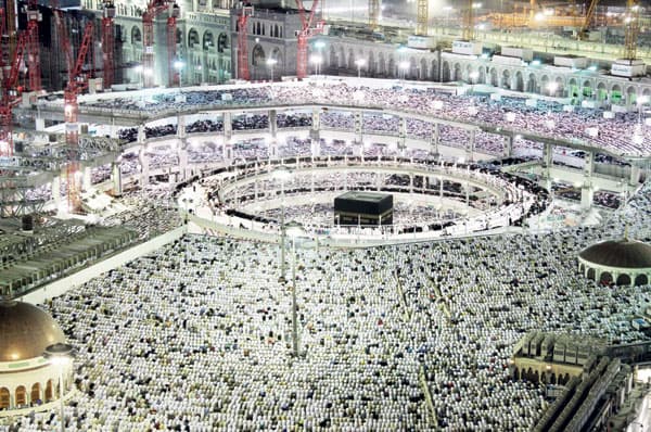 الحرمان الشريفان يستعدان لاستقبال نحو 3 ملايين مصل في ختم القرآن