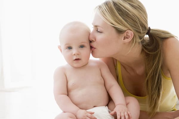 علماء : الأم تنقل المخاوف لوليدها من خلال رائحة عرقها